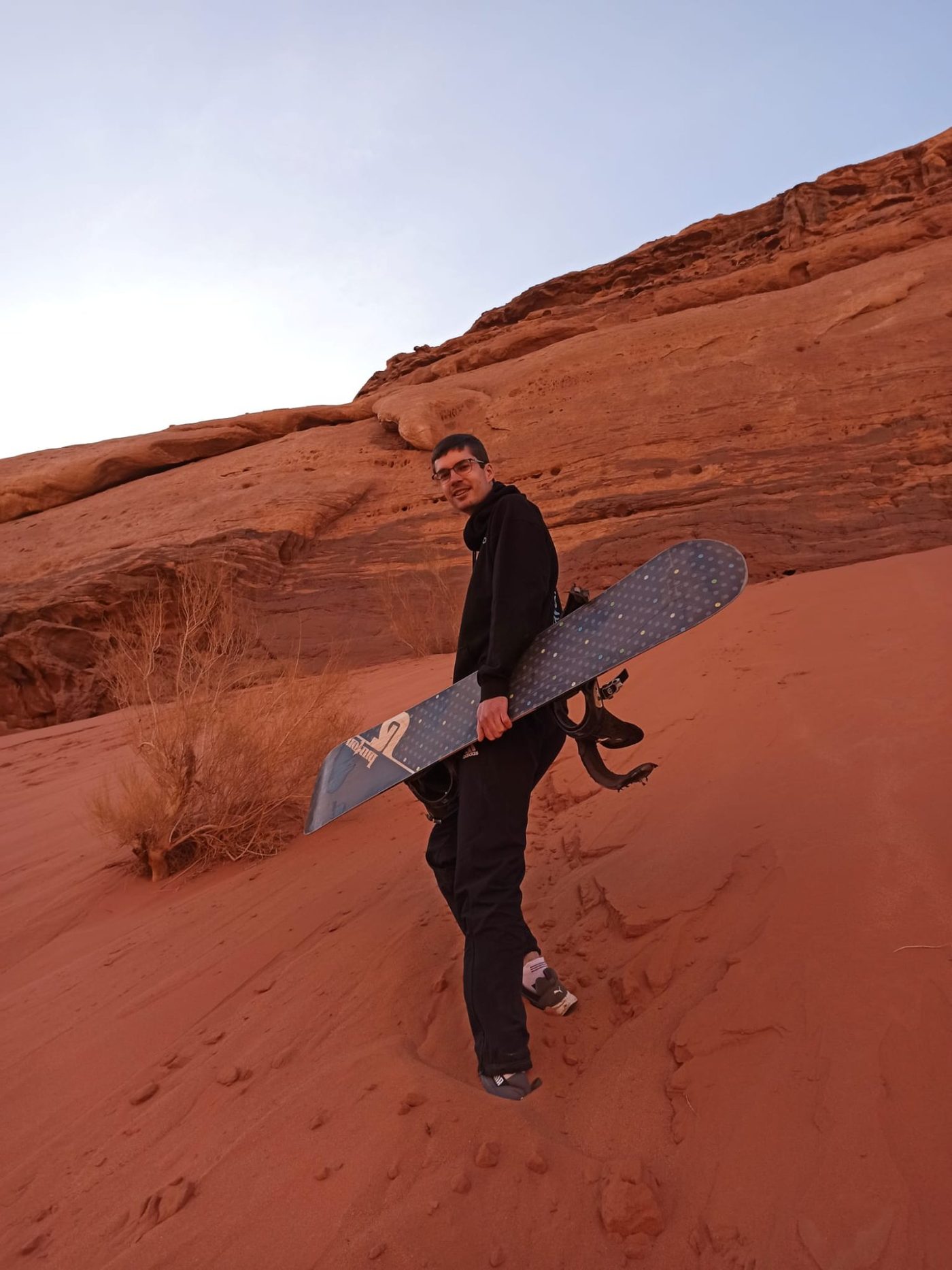 Henry beim Sandboarden – Abenteuerreisen